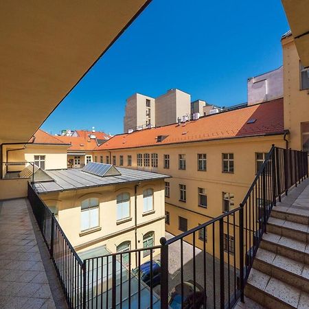 Quiet City Center Apartment In Hip & Foodie Area Prag Exteriör bild