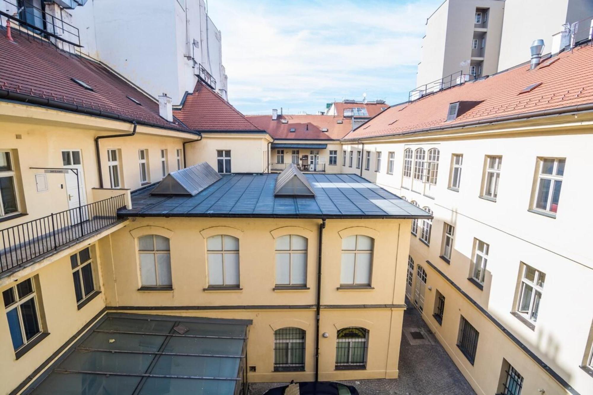Quiet City Center Apartment In Hip & Foodie Area Prag Exteriör bild